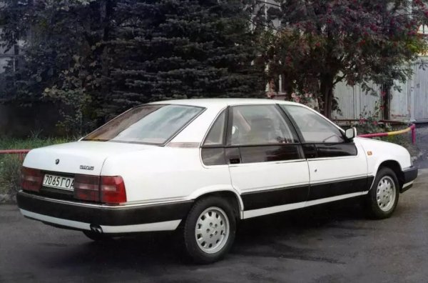 Всъщност, проектирането започва именно с ГАЗ-3105 - Съветският съюз все още съществува, а обещаващата Волга се сочи от ръководството на ГАЗ като модерен автомобил за номенклатурата. Освен това, представителният ГАЗ-14 Чайка е разпореден да бъде изваден от производство до края на осемдесетте години - в следващия етап на борбата срещу привилегиите.
