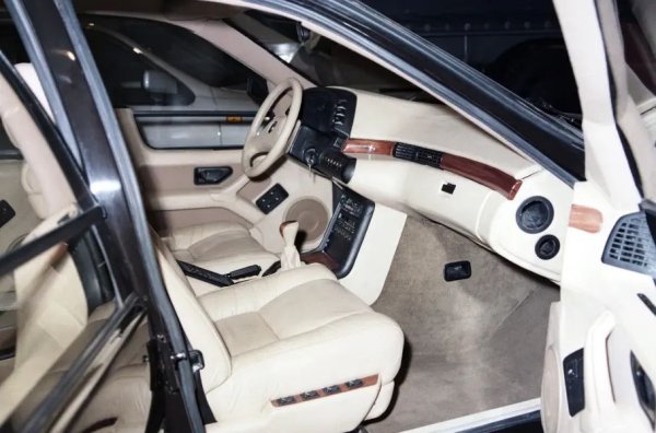 Прототипите на Волга ГАЗ-3105 имат кормилна система с рейка и пиньон, независимо окачване и постоянно задвижване на всички колела с централен диференциал. Планира се също така въвеждането на 3,4-литров V8 двигател. Карбураторната му версия развива мощност от 156 к.с., докато модификацията с впръскване е планирана да произвежда 170-190 к.с. Оборудването включва електрически стъкла и регулиране на седалките, климатик, кожени седалки и др.
