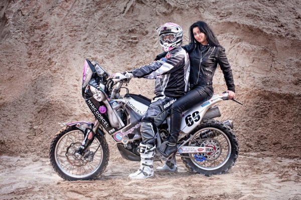 Дакар 2011 - Порнозвездата Ана Полина краси мотора на каращият с култовия №69 френски мотоциклетист Юго Пайен