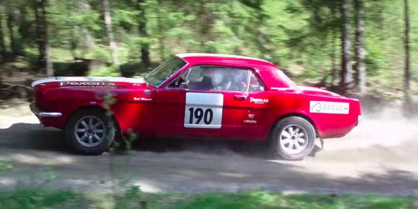 Разбира се, Mustang е икона в автомобилния свят. Но никога не се е славел с умението си да завива. В рали етапите обаче са забелязвани и някои изключения - доста променени спрямо заводската кола, разбира се. 
