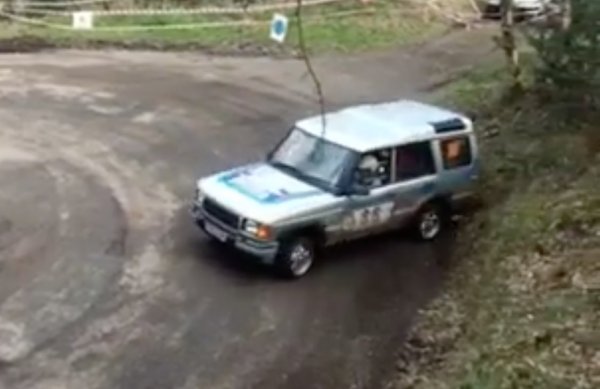 Предишните генерации на Discovery се славеха както с добрите си офроуд способности, така и с бомбастичното си тегло. Но то не е отказало тези ентусиасти да преработят основно машината си и да се пробват с нея в ралито. Под капака обаче вече се намира мотор от BMW M3. 
