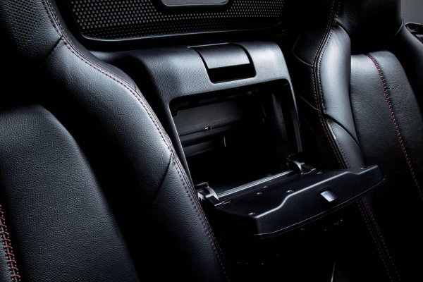 Дизайнерите на последното поколение на емблематичния японски роудстър, Mazda MX-5 (с кодово име ND), са имали различни цели от Toyota. Затова те са намерили място за пълноценна жабка в компактния двуврат спортен автомобил. Макар и необичайно. Тя е проектирана като затворена ниша в задната стена на двуместния кокпит, точно между облегалките на седалките. Капакът на жабката, който се отваря напред, се заключва.
