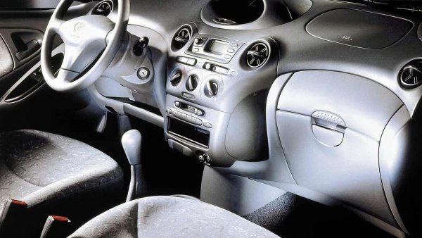 Двуетажните жабки с второ скрито отделение над основното не са необичайни в днешно време, но през 1999 г. подобни решения се смятаха за нещо впечатляващо. Това беше особено вярно за малки градски автомобили като първото поколение на Toyota Yaris. Този хечбек има два капака на жабката от дясната страна на арматурното табло.
