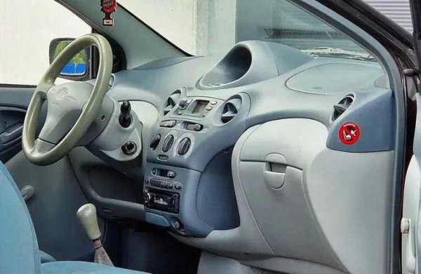 Едната се отваря надолу, разкривайки по-просторно отделение, докато другата - нагоре, разкривайки съдържанието на горния етаж. На някои пазари, Yaris се предлагаше и без предна пътническа въздушна възглавница под предното стъкло. Това означаваше, че тези автомобили имаха три жабки. Най-горната беше скрита под капак в ниша, предназначена за въздушна възглавница.
