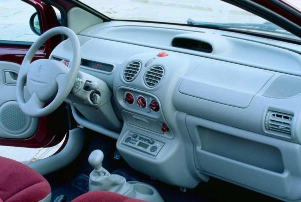 При проектирането на градски автомобили, предназначени за лесно паркиране по тесни улици и в претъпкани дворове, борбата за вътрешно пространство може да e сериозна. Понякога просто няма място да се побере всичко, което искате, и инженерите са принудени да жертват по-маловажни характеристики в полза на по-съществени. Това се случи с първото поколение на френски хечбек Renault Twingo.
