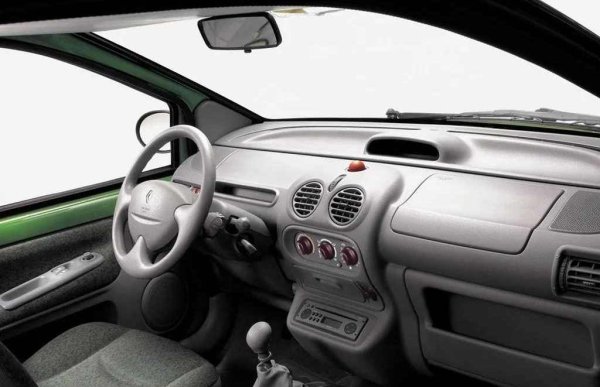 Таблото се оказа твърде тясно за климатика и предната пътническа въздушна възглавница. За да побере и двете, компанията прибегна до хитро решение. Традиционният, горе-долу просторен рафт в пространството за краката на предния пътник за моделите с въздушни възглавници и климатик, беше заменен сci символичен пластмасов джоб. Той едва е достатъчно голям за документи или вестници. Но безопасността и комфортът са на ниво.
