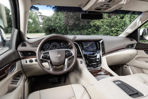 Американците, първите, които инсталираха климатик в сериен автомобил, също предприеха креативен подход към организирането на жабката в редица свои модели. Например, в предишното поколение на Cadillac Escalade, дори традиционната жабка в пространството за краката на предния пътник се отваря по необичаен начин - с бутон в горната част на централната конзола, до екрана на информационно-развлекателната система. 
