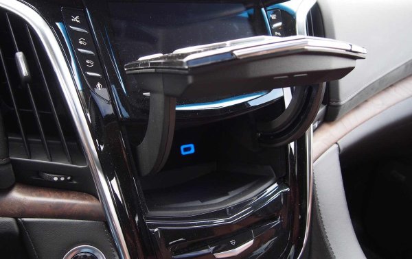 Моделът обаче има и втора, скрита жабка. Скрита зад панела за климатика, това е малка, осветена ниша с USB порт в задната стена за зареждане на устройства. Тя се отваря и затваря чрез докосване на дискретна хромирана лайсна в долната част на капака на скритото отделение. Като бонус, може да зададете четирицифрена парола, за да отворите не само това отделение, но и основната жабка пред пътника. Тази парола трябва да се въведе през мултимедийната система.
