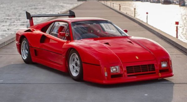 Повечето автомобилни маниаци знаят, че "О" в GTO означава omologato, или  на български - допустим, сертифициран. Това, което може би не знаете е, че това брутално изглеждащо чудовище е Ferrari 288 GTO, разрешен за употреба по обществените пътища.

Тази комбинация от 288, F40 и F1 достига до производството на пет екземпляра с мощност от 650 к.с., които остават силно търсене и днес.
