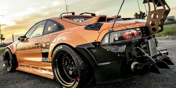 Една от най-забавните спортни машини, дошли от Япония в последния четвърт век, и в същото време все още доста достъпна, защото по някаква причина няма култов статут. Вероятно последното би се променило, ако погледнете този "уличен боец", който е получил доста по-широк боди кит, специално създаден спойлер и предпазна тръбна кретка в добавка към уникалния цвят. 
