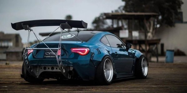 Близнак на Toyota GT86, това Subaru е доработено в ефектен син цвят, със сериозно раздути калници и корекции по престилката, но най-забележимо, разбира се, е гигантското антикрило, по-високо от самия автомобил. 
