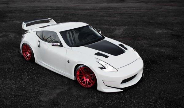 Проект на Джоузеф Ман, този Nissan e с уникалния кит Amuse, с преден капак, огледала и задни дифузьори от въглероден композит, с изцяло нови поръчково изработени предни светлини. Интериорът е изяло преобразен, добавен е стартов бутон от GT-R. 
