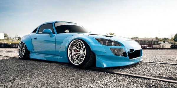 Напълно променена предница, силно раздути калници, които пак изглеждат твърде малки за хромираните джанти - този проект наистина е на ръба на кича...
