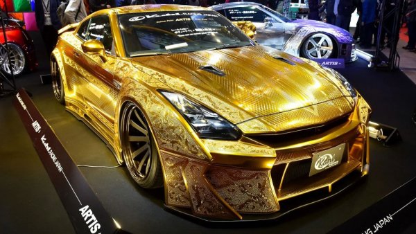 ... докато този е доста отвъд ръба на кича. Дело на японската Kuhl Racing и на няколко майстори-гравьори, той се появи на Токийския автосалон през 2016, и смая публиката както с пълната липса на вкус, така и с цената си от близо 1.4 милиона долара. Но позлатените панели не са единственото оправдание за нея: намиращият се под капака V6 е напомпан до 820 конски сили и снабден с титаниева изпускателна система. 
