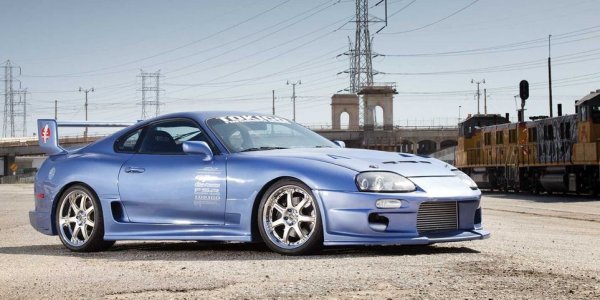 Старата Supra имаше култов статут до голяма степен защото бе толкова податлива на доработване. Американецът Джейсън Ешелман притежава тази от 13 години и неуморно променя нещо по нея, за да получи този доста ефектен резултат. Двигателят е напомпан до 460 конски сили. 
