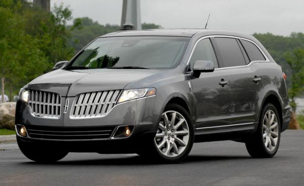 Някъде през 2006 година някой в Lincoln изглежда е решил, че американците копнеят за автомобил с паст на кит отпред и с форма на задницата, сякаш носи памперс. Така се е родил MKT, по-луксозната версия на плебейския Ford Flex. Силует на миниван, уродливо издължени надвеси и споменатата отвратителна решетка - това са обясненията защо тази кола се продава в символични бройки. 
