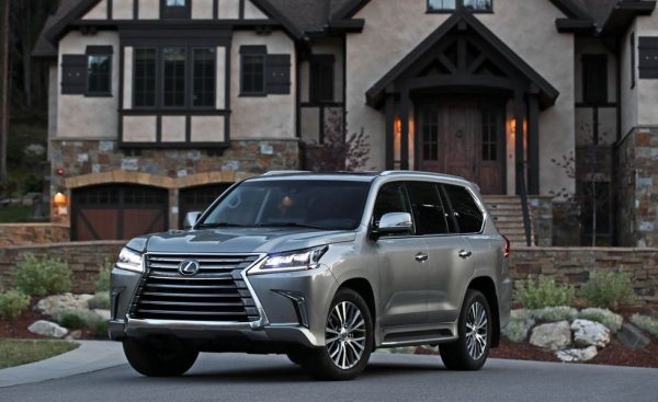 По същество това е по-луксозна версия на много популярната и в България Toyota Land Cruiser. Проблемът дойде, когато дизайнерите се опитаха да наложат върху леко старомодните й форми новия "оригами" дизайнерски език на Lexus. Резултатът е почти карикатурен. 
