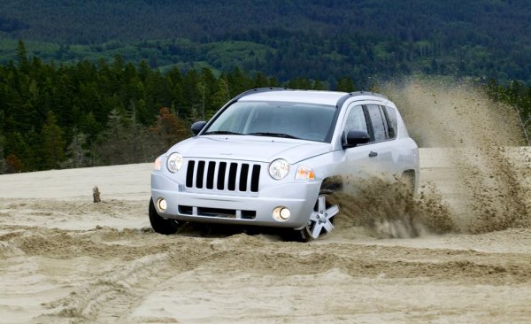 Сегашното поколение на Compass, в чието създаване са участвали италианци, има атрактивен дизайн (за разлика от останалата част от колата). Но първата генерация беше нещо съвсем друго: с изкривени пропорции, малки фарове и странно очертан покрив, тя изглеждаше като прасенце с наднормено тегло. 
