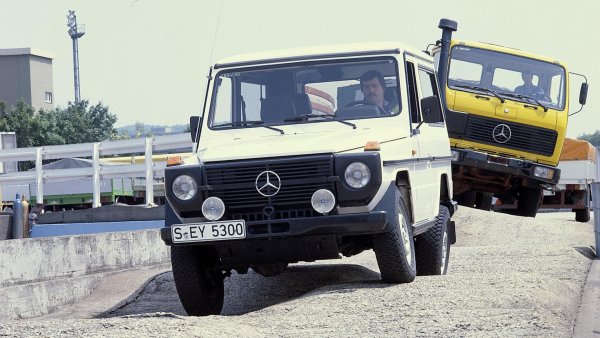 През 90-те AMG също обръща внимание на G-класата, а преди края на XX век на сцената излиза и версия с 6-литров V12 мотор с две турбини. Всъщност, G-класата получава напълно два нови двигатели, като сред тях е 2,9-литровият V6 турбодизел &ndash; моторът с най-малък обем, предлаган като задвижване на модела след 1990 година.