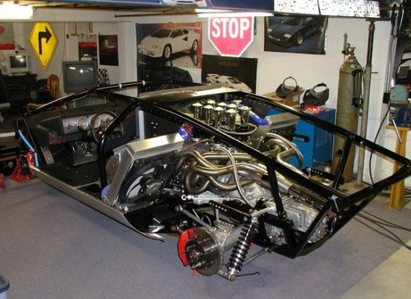 Поради невъзможността да закупи Lamborghini Countach, американски ентусиаст се заел да го направи сам