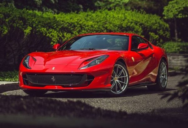 Тук сме обединили данните за откритата и закритата версия на модела. В края на краищата и двете ползват един и същ 6.5-литров V12 двигател, и двете развиват 799 коня максимална мощност и правят 0-100 км/ч за 2.9 секунди. Най-ниската цена за ново Ferrari 812, която открихме, е около 330 000 евро. Моделът отчита 2% ръст на годишна база. 
