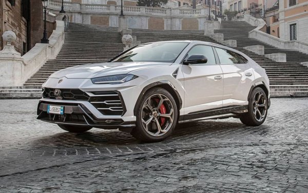 Ето я и причината Aventador вече да не е най-продаваното Lambo на всички времена. Първият SUV на марката, който дели платформа с VW Touareg, Audi Q7, Porsche Cayenne и Bentley Bentayga, се радва на непрекъснато растящо търсене. През 2023 регистрациите са се увеличили с 23%. Стартовата цена е към 215,000 евро. 
