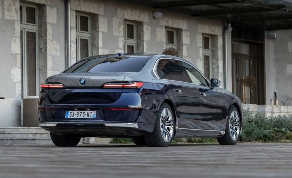 Свикнали сме да смятаме "седмицата" на BMW и Mercedes S-Class като върховете в премиум сегмента. Но сега новото електрическо i7 започва от 262 750 лева в България, и уверено се вмества в нашия критерий за луксозен автомобил. Впрочем, както стана дума, S-класата и Range Rover също вече са близо до прага. 