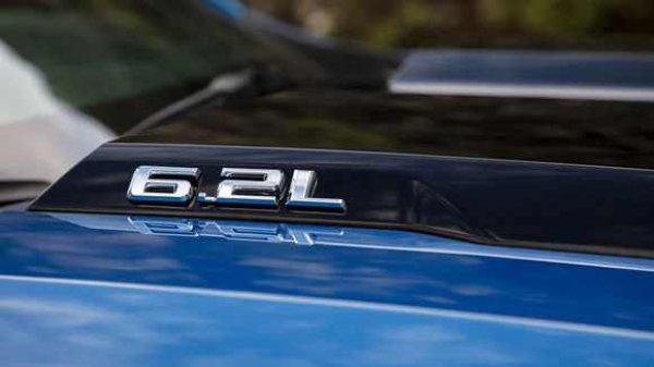 Огромният 6.2-литров V8 на General Motors стана обект на мащабна сервизна акция през пролетта на миналата година заради сериозни механични повреди. Близо 600 000 автомобила &ndash; основно пикапи и огромни SUV модели като Cadillac Escalade &ndash; бяха принудително извикани в сервизите.

До този ход се стигна след хиляди жалби, подадени в NHTSA &ndash; американската агенция за безопасност на движението, която запазва сериозното си влияние въпреки последните съкращения в бюджета ѝ. Освен повреди, водещи до пълно блокиране на мотора, са регистрирани и 42 случая на самозапалване. Основният виновник се оказа производствен дефект в ключови компоненти като мотовилките и коляновия вал.
