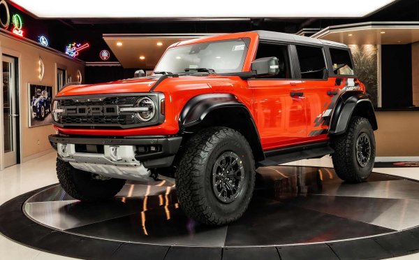 Не така стоят нещата обаче с 2.7-литровите и 3.0-литровите V6 EcoBoost. За нашите стандарти те си остават "големи кубатури", въпреки че зад Океана ги приемат като чист пример за "даунсайзинг".

През 2024 г. тези мотори принудиха марката да вкара в сервизите над 100 000 автомобила, предимно пикапи F-150 и всъдеходи Bronco. Причината беше дефект във всмукателните клапани, които рискуваха просто да се счупят и да изпопадат директно в горивната камера.
