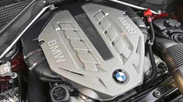 Въпреки че техните V8 двигатели се произвеждат в доста по-ограничени серии, германските марки също имат проблеми. В лагера на BMW прословутият мотор N63, който дебютира през 2008 година в X6 xDrive50i, дори стана причина за колективен съдебен иск. Това принуди баварците да сменят напълно безплатно част от тези осемцилиндрови битурбо агрегати, известни с бруталния си апетит за масло. 
