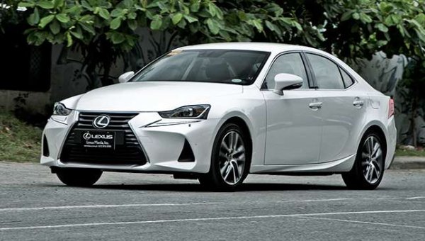 При Toyota 3.5-литровият V6 турбо мотор, който задвижва пикапа Tundra и някои SUV модели на Lexus, също се превърна в гореща тема. Оказа се, че заради лошо почистване на блока още в завода, в долната част на двигателя са оставали фини стружки и стружки от обработката. Впоследствие на това те са довели до преждевременно износване и надраскване на биелните лагери. Поради тази причина над 100 000 от тези шестцилиндрови агрегати бяха сменени напълно безплатно, тъй като ремонтът им се оказа прекалено скъп за компанията.

Toyota организира втора подобна сервизна акция няколко месеца по-късно, през есента на 2025 година. Тогава обаче японският производител чистосърдечно си призна, че все още разработва трайно и работещо решение на този проблем.
