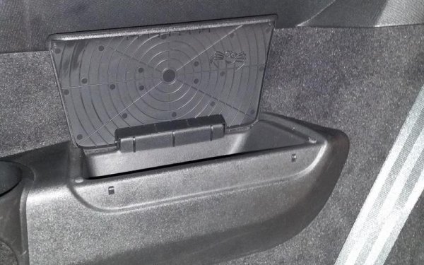 От Volvo са наясно, че децата ще са по-склонни да седят на третия ред седалки в  XC90, отколкото възрастните и се опитват да ги забавляват с изображение на паяк в собствената си мрежа, намиращо се под капака на малкото помещение за багаж отстрани. Осмоногият спътник се появил там защото инженер на компанията намерил първоначалния дизайн на нишата за твърде скучен.