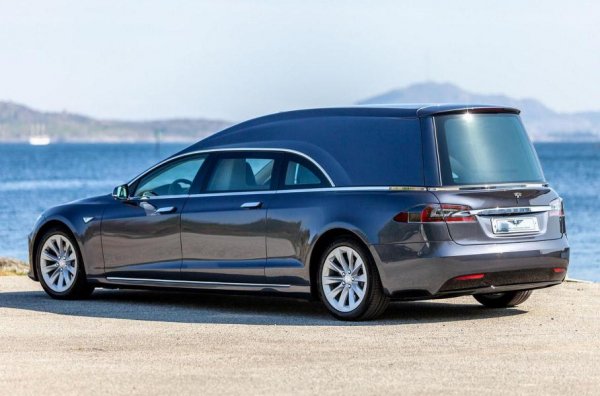 Тази катафалка е конструирана в Норвегия по поръчка на бизнесмена Ян-Ерик Нейли на базата на Tesla Model S 75D от 2018 година. Купето било разрязано на две и удължено с 80 см. Норвежецът, който работел в ритуалния бизнес, продал електрическата катафалка за близо 200 000 евро.