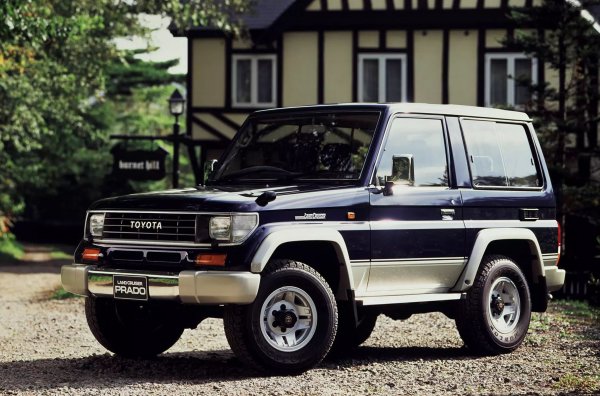 За времето си двигателят има много модерен дизайн, но без екзотика: чугуненият блок е покрит с 16-клапанна глава, има ангренажна верига, няма хидравлични компенсатори. Мощността е едва 152 конски сили, но максималният въртящ момент от 240 Нм е наличен още при 4000 об/мин.
През 2004 г. излиза модернизирана версия на двигателя с индекс 2TR-FE, която получава нова глава на цилиндрите с хидравлични компенсатори и фазов превключвател на входа (а от 2015 г. - на изхода). Мощността му е увиличена чисто символично - до 163 конски сили, но максималният въртящ момент от 245 Нм вече е наличен при 3800 об/мин.