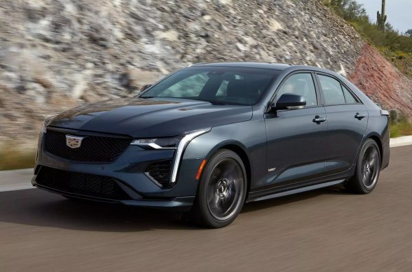 В същото време двигателят е проектиран според най-модерните шаблони: използва се директно впръскване на гориво (със странично монтиран инжектор), фазови превключватели, система за изключване на цилиндъра при частично натоварване, електрическа помпа на охладителната система. Цилиндровият блок и главата са изработени от алуминиева сплав, а изпускателният колектор е интегриран в главата, турбокомпресорът BorgWarner е двуканален и с нетрадиционна геометрия на намотките.
Мощността на този турбо двигател достига 314 конски сили, а въртящият момент е 473 Нм при едва 1500 об/мин. Той е монтиран на базовите версии на големия пикап Chevrolet Silverado (братът на всъдехода Chevrolet Tahoe), но от следващата година ще бъде инсталиран под капака ... на компактния седан Cadillac CT4 със задно задвижване - или по-скоро на "наточената" му версия на CT4-V. За него мощността ще бъде увеличена на 325 коня сили, а максималният въртящ момент - на 515 Нм.