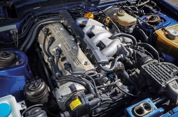 По-голямата част от двигателите в тази селекция са прости агрегати, създадени за пикапи, микробуси или джипове. Но това е различен случай: този двигател е създаден за спортния автомобил Porsche 944.
Не толкова скъпото купе с предно разположен двигател Porsche 924 от края на 70-те години често е критикувано заради слабия си 2-литров четирицилиндров мотор на Audi. Ето защо, предприемайки дълбока модернизация на спортния автомобил, дизайнерите на Porsche правят да него напълно различен двигател. Вярно, значително ограничение е размерът на двигателния отсек, който от самото начало е предназначен за монтирането на "четворка".