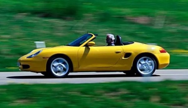 Достъпният роудстър има доста много от 911 в своята ДНК. Неговите механични проблеми са добре известни, но това е безкомпромисен пакет, който изглежда сензационно и е страхотен за шофиране. Годините бяха благосклонни към този автомобил, който е сериозна спортна кола. Двигателят 2.5 по-късно беше увеличен до 2.7, предлага се и 3.2 S.