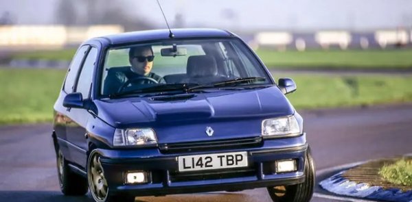 Clio 16v с повече мощност и F1 емблеми можеше да бъде обикновен, но тази специална хомологация беше всичко друго. Тя е много забавна за шофиране, като едновременно с това е и много рядка, която я прави и почти невъзможна зза намиране.