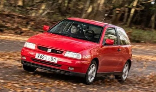 Във време, когато Golf GTI не беше страхотен, VW Group правеше по-лек, по-бърз, по-изгоден хеч, базиран на Polo. Изберете между 2.0 8v или 16v. Има и по-добре оборудвани модели Cupra с по-широки колела. Много от колите са модифицирани, така че трябва да се внимава.