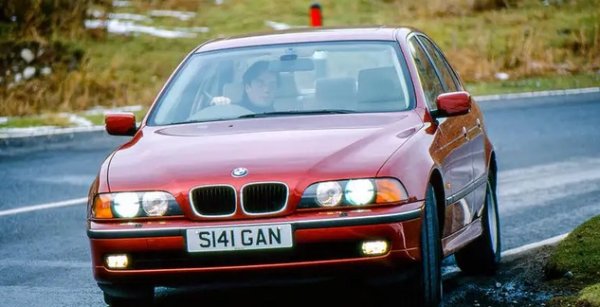 През 1996 г. баварската компания създава перфектния бизнес-седан. Поколението E39 беше най-добрата Серия 5 и идваше с разнообразие от прилични двигатели. Шестцилиндровите включваха потенциално пестеливи дизели и плавни, силни бензинови, а V8 бяха още по-плавни и по-мускулести. Тези модели са технически и последните от наистина поправимите