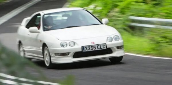 Производителите на автомобили някога са знаели, че по-малкото (тежи 1140 кг) е много повече. Предлага се в черно, червено или бяло. Практически този автомобил е ръчно изработен с подобрен VTEC, по-тънко стъкло отпред и никакви удобства. 