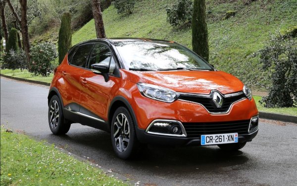 Първото поколение Captur се появи на пазара през 2013 и бързо се превърна в един от най-популярните градски кросоувъри в Европа. Използва основата на Clio IV и споделя различни двигатели с нето, което има своите последствия &ndash; както добрите (евтини и налични части), така и по-малко изгодните (същите конструктивни проблеми). 

4x4 задвижване никога не е предлагано, но 17 см просвет от земята е повече от достатъчен за ежедневно каране из града и шофиране по по-високи бордюра. Предимство е плъзгащата се седалка, която позволява да регулирате капацитета на багажника в диапазона 377-455 литра.
