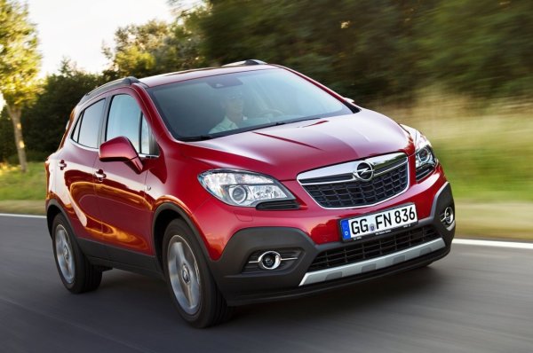 Първото поколение Mokka беше създадено под крилото на General Motors и технически е свързано с компактния Astra J, от който идват двигателите и много други компоненти. Това е кросоувър с боен вид, който точно отговаря на вкусовете на клиентите &ndash; на пазара има много употребявани eкземпляри. 

Беше наличен и с 4x4 задвижване, макар че трябва да се има предвид, че това решение е по-скоро за сняг и планински пътища, отколкото за офроуд. Ниската предна броня и дългият преден надвес означават, че дори алея под по-голям бордюр може да се счупи дистанционерът. 