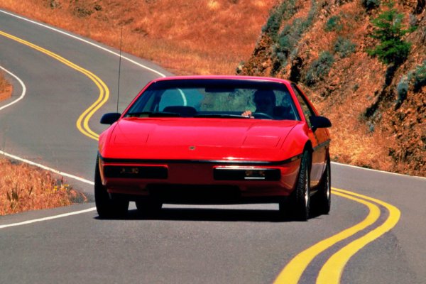 Първото поколение MR2 (W10) се появява през 1984 г. и може да мине за Pontiac Fiero, ако се гледа  от стотина крачки. Наистина има нещо общо между тях – ниски и слаби „тела“, подобни очертания. Основният обединяващ фактор е разположението на двигателя в средата. Истината е, че има и големи разлики. Двигателите с обем 2,5 л и 4 цилиндъра и 2,8-литров V6 са поставени напречно на Pontiac. 