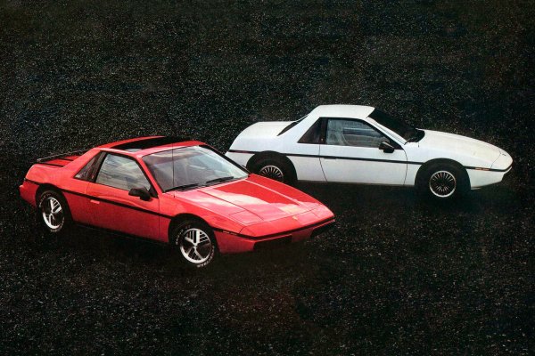 А Toyota, която не страда от мегаломания, се справя с 4-цилиндров, 1,6-литров двигател 4A-GE с мощност 122 к.с. Един енергичен двигател, съчетан с тегло от малко над един тон, прави възможно достигането на 100 км/ч за по-малко от девет секунди. За завист на Fiero...