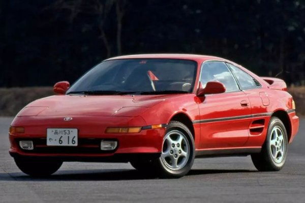 Второто поколение на MR2 (W20), което се появява през 1989 г., запазва разположението на двигателя в средата, но се различава значително от своя предшественик в грациозно, опростено и по-голямо купе. Дължината е нараснала от 3950 мм на 4171 мм. Междуосието от 2319 мм става 2400 мм. Ширината е променена от 1666 мм на 1699 мм. Само височината е същата - 1234 мм.