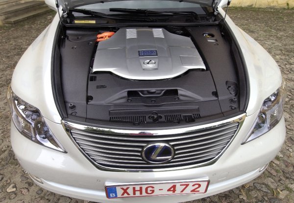 Lexus LS600h, 5.0 литров 8 цилиндров мотор и електромотор, които заедно, според производителя, имат потенциала на 12 цилиндров агрегат с обем 6.0 литра