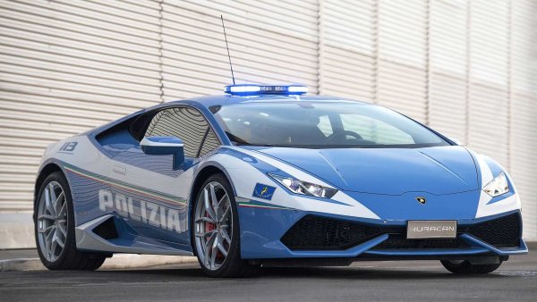 Суперколата Lamborghini Huracan LP610-4 е на разположение на италианската полиция от 2017 г., като е боядисана специалния звят Middle Police Blue и има трикольорна лента от двете страни. Под капака е поставен двигател с 610 к.с., който позволява развиване на максимална скорост от 325 км/ч. Основната задача на този Huracan е транспортиране на органи, като през 2020 г. той успя да измине раззстоянието от 489 км за по-малко от 3 часа при средна скорост 233 км/ч.