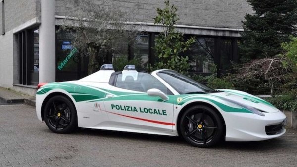 Органите на реда в Италия разполагат с още една суперкола - Ferrari 458 Spider, която е част от автопарка на полицията в Милано. Тя е била конфискувана от член на мафията и след това е преоборудвана. Въпреки, че има 570 к.с., това Ferrari не се използва за високоскоростни преследвания и други типични полицейска задачи. То е предназначено за участие в училищни проекти за безопасността на движението.