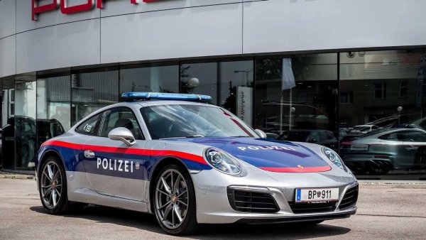 Porsche 911 беше на разположение на австрийската полиция едва няколко месеца, но беше достатъчно, за да повиши общата производителност на целия автопарарк. Суперколата беше предоставена от Porsche през 2017 г., като получи съответните цветове и беше използвана за патрулиране по магистралите. След края на мандата си автомобилът беше върнат на производителя.